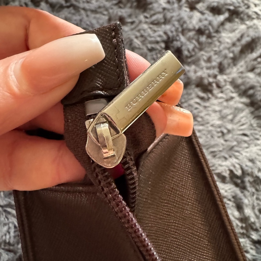 Burberry Brown Leather Tote with Structured Design - Picture 10 of 11
